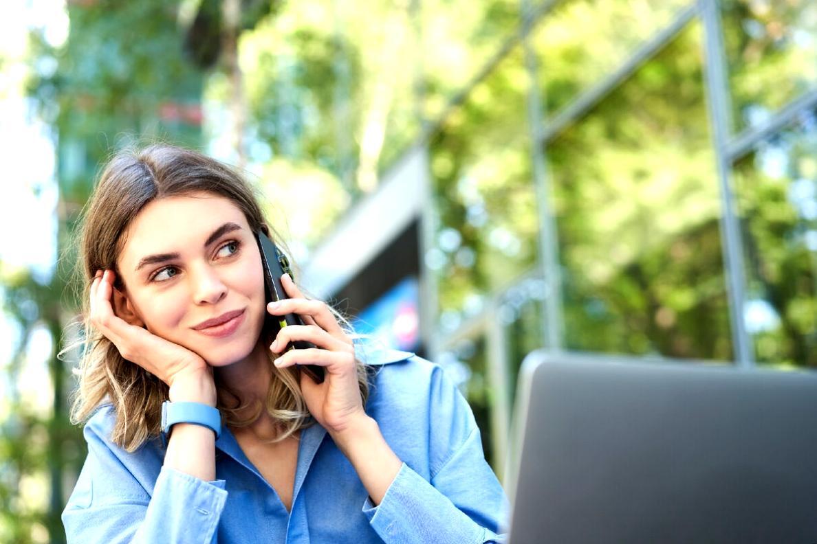 Osoba analizująca skład produktów spożywczych